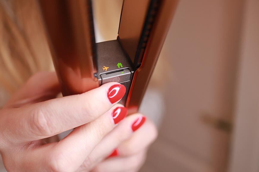 Man sieht den Clip zur Flugsicherung am Dyson Corrale. 